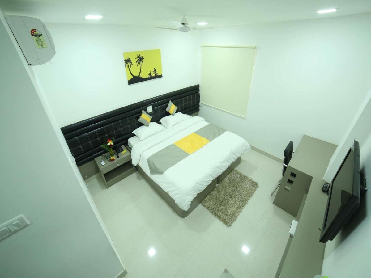 La Riviera Suites Madhapur Хидерабад Екстериор снимка