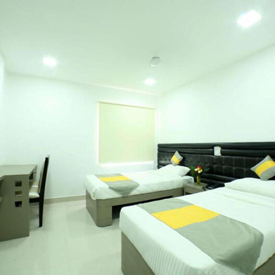 La Riviera Suites Madhapur Хидерабад Екстериор снимка