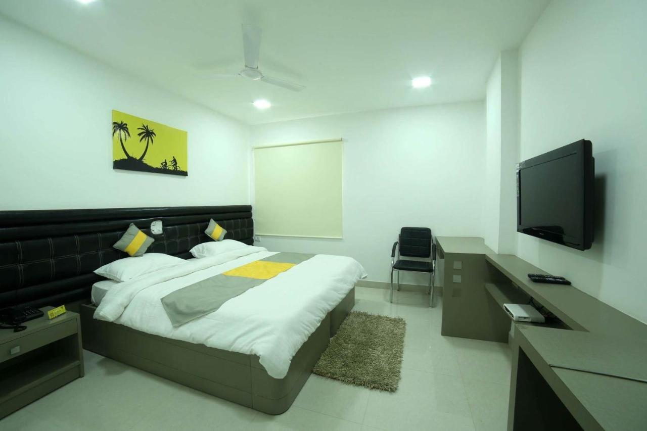 La Riviera Suites Madhapur Хидерабад Екстериор снимка