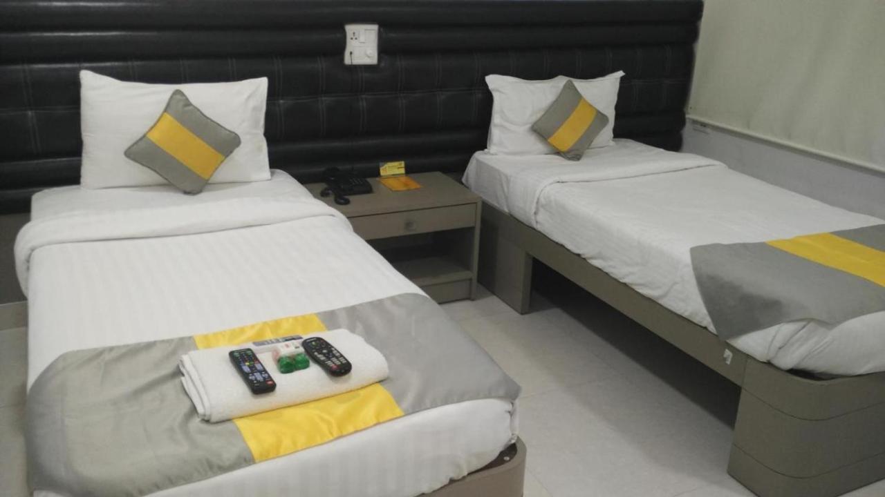 La Riviera Suites Madhapur Хидерабад Екстериор снимка