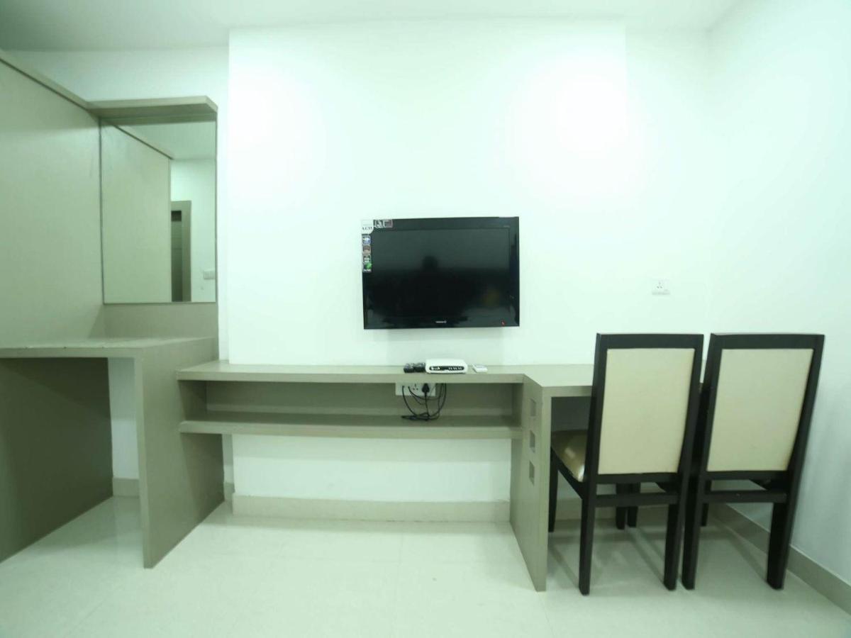 La Riviera Suites Madhapur Хидерабад Екстериор снимка
